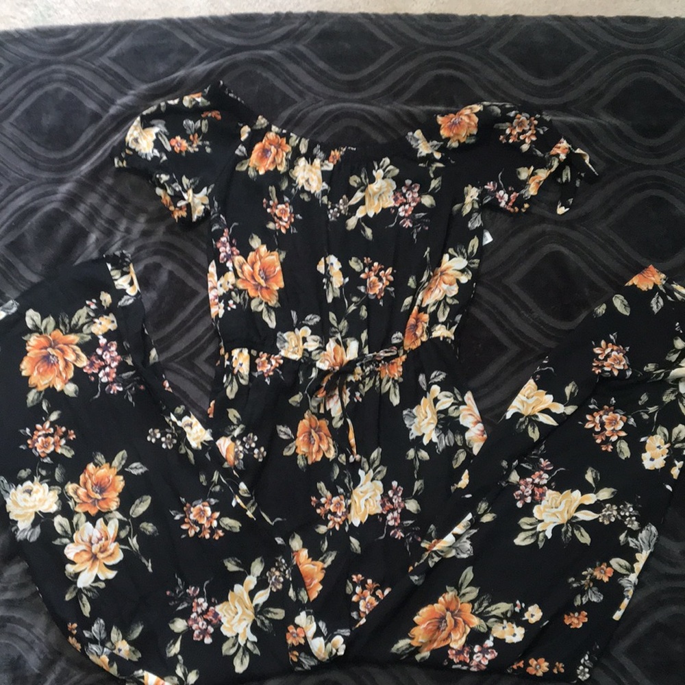 Off the shoulders jumpsuit, with a flower design